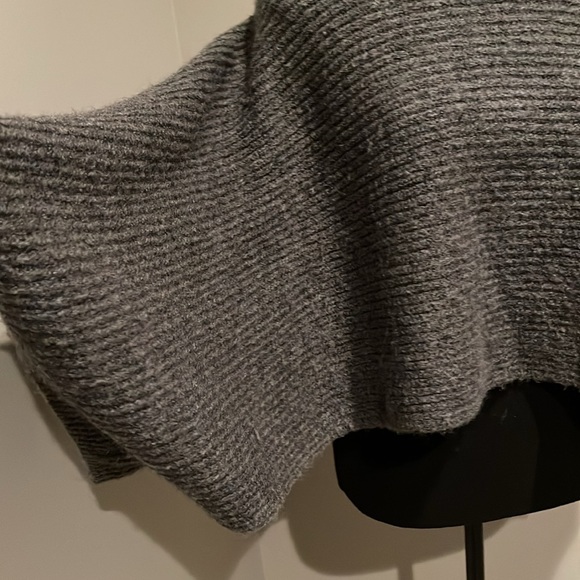 Do Everything In Love Grey Cropped Poncho. One Size - Picture 4 of 13